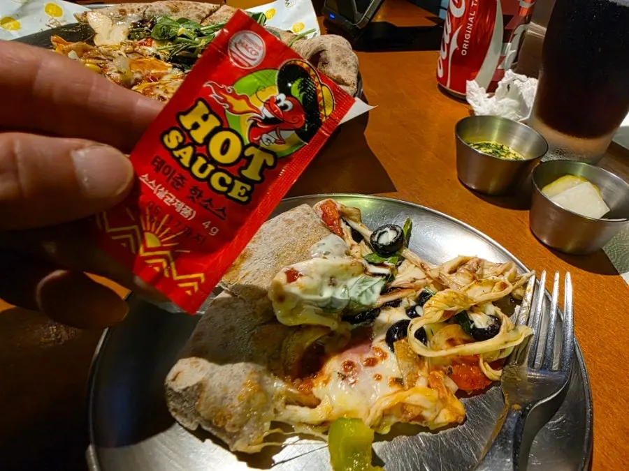ほうれん草がたっぷり乗ったトマトほうれん草ピザ