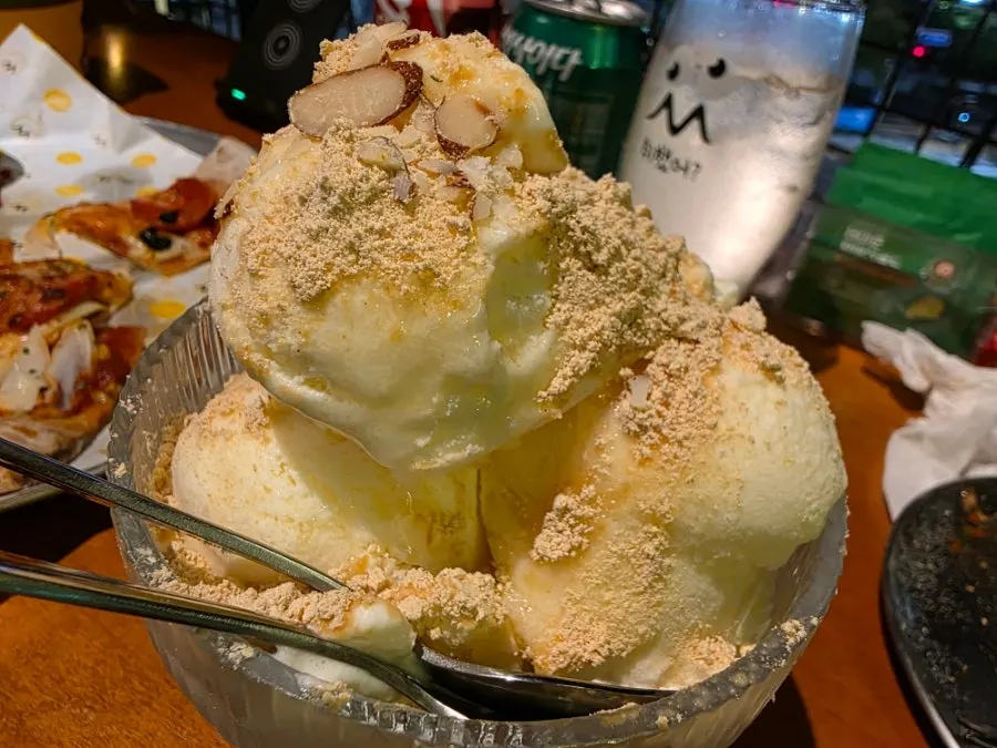 仁切米の粉がかかったアイスクリームデザート