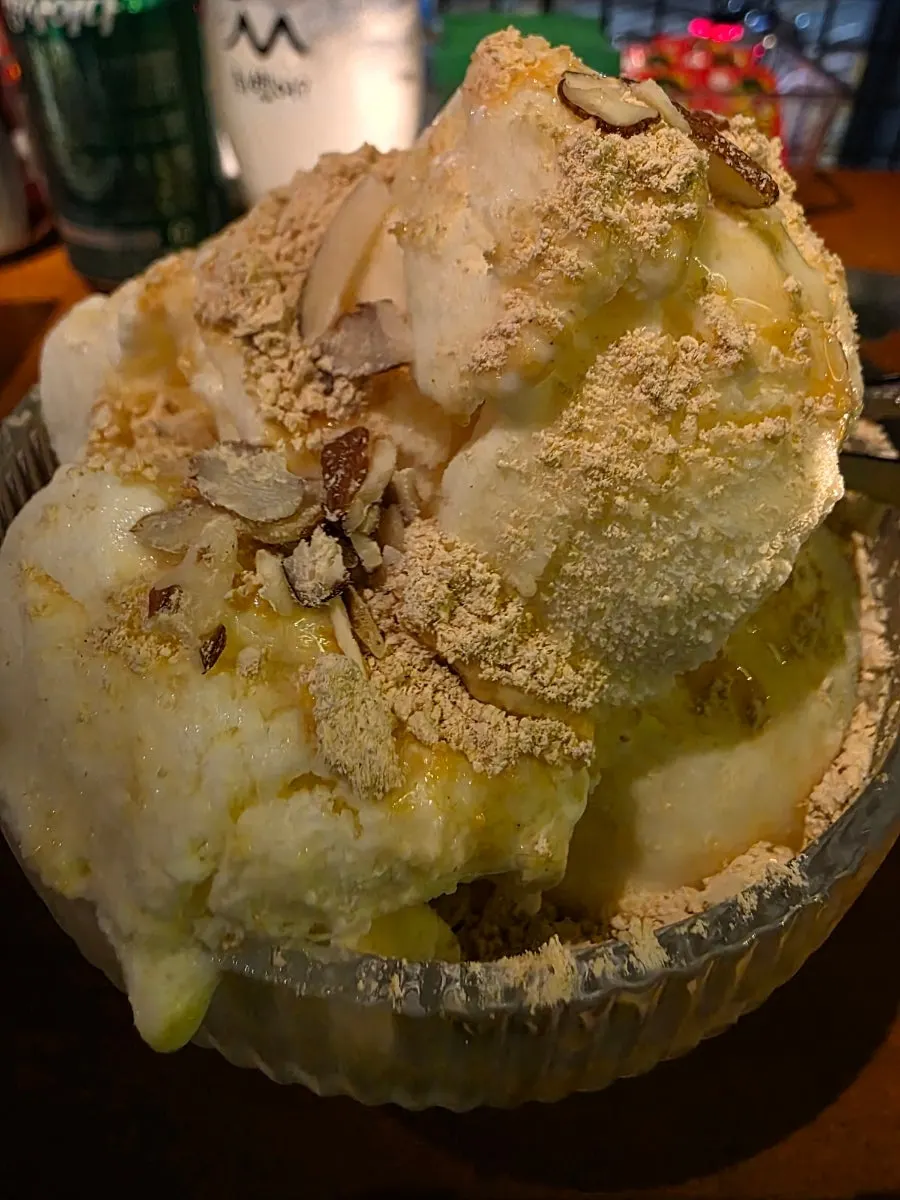 たっぷり盛られた仁切米アイスクリーム