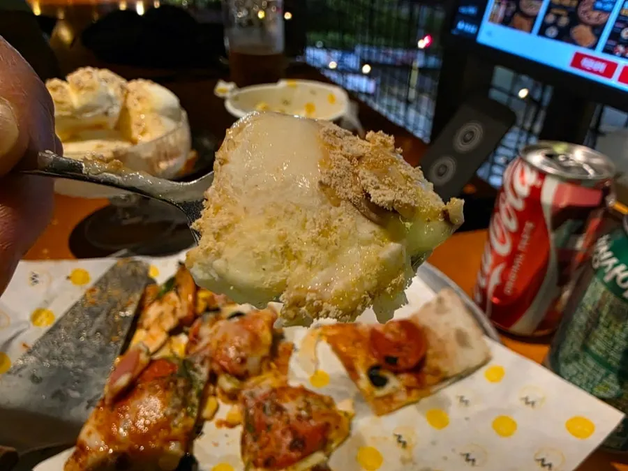 スプーンですくって食べる仁切米アイスクリーム