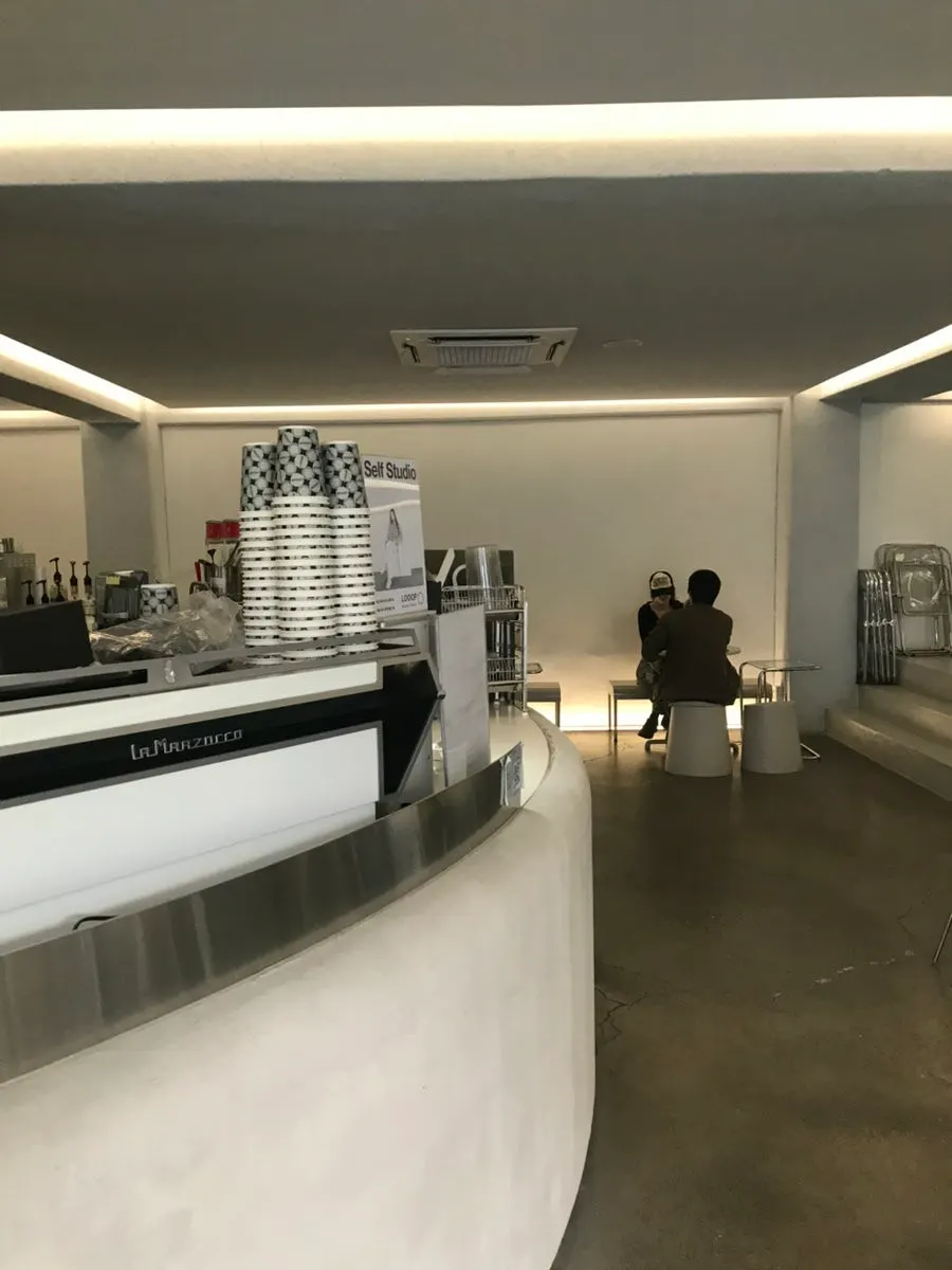 Large table seating at LOOOP café