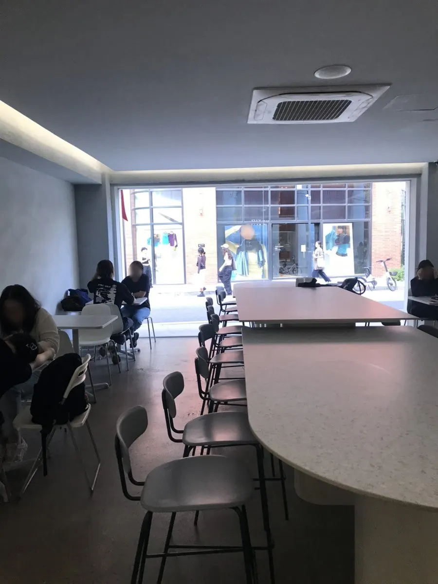 2-seat and 4-seat spaces at LOOOP café