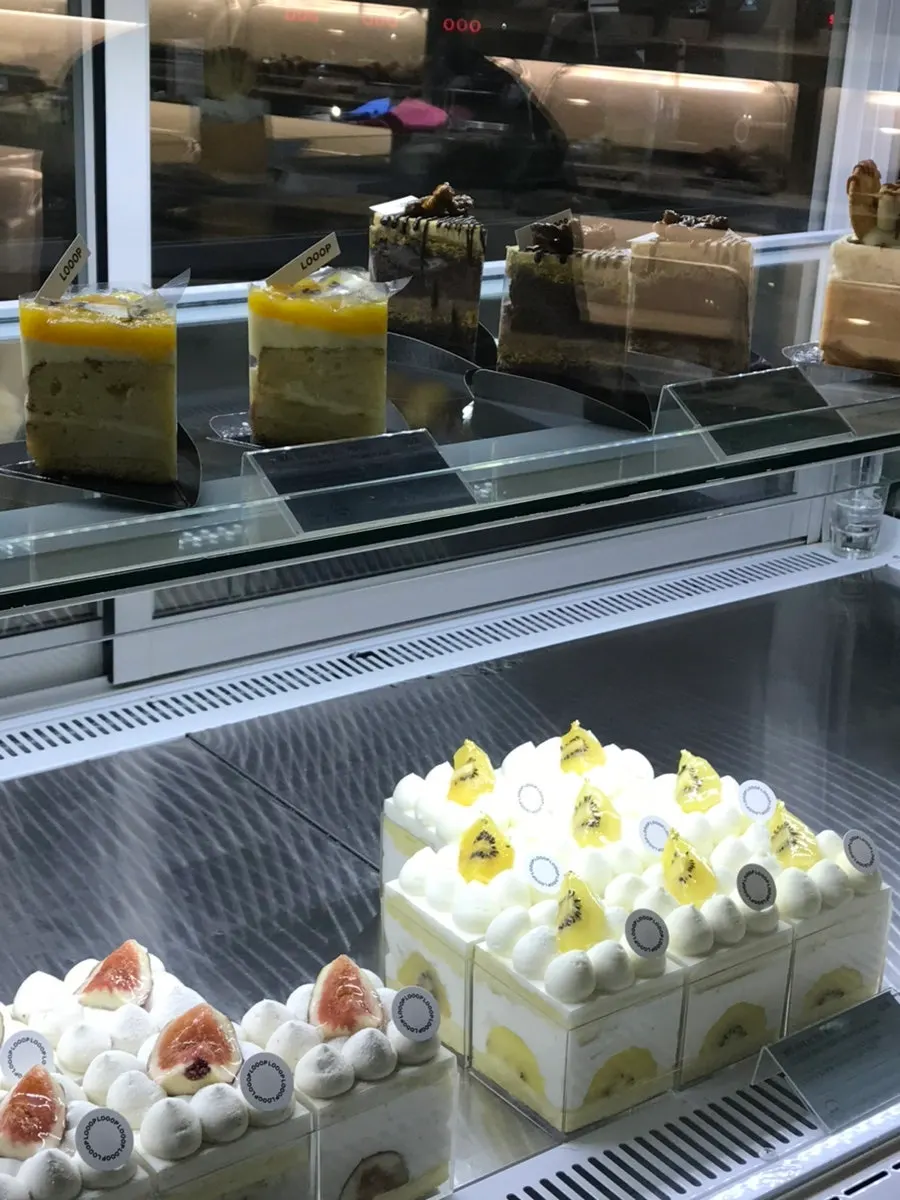 Fig and kiwi fruit cakes on display