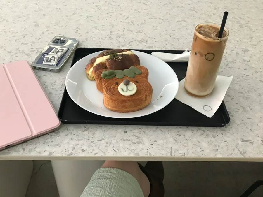 Horizontal shot of the bear-shaped matcha pastry