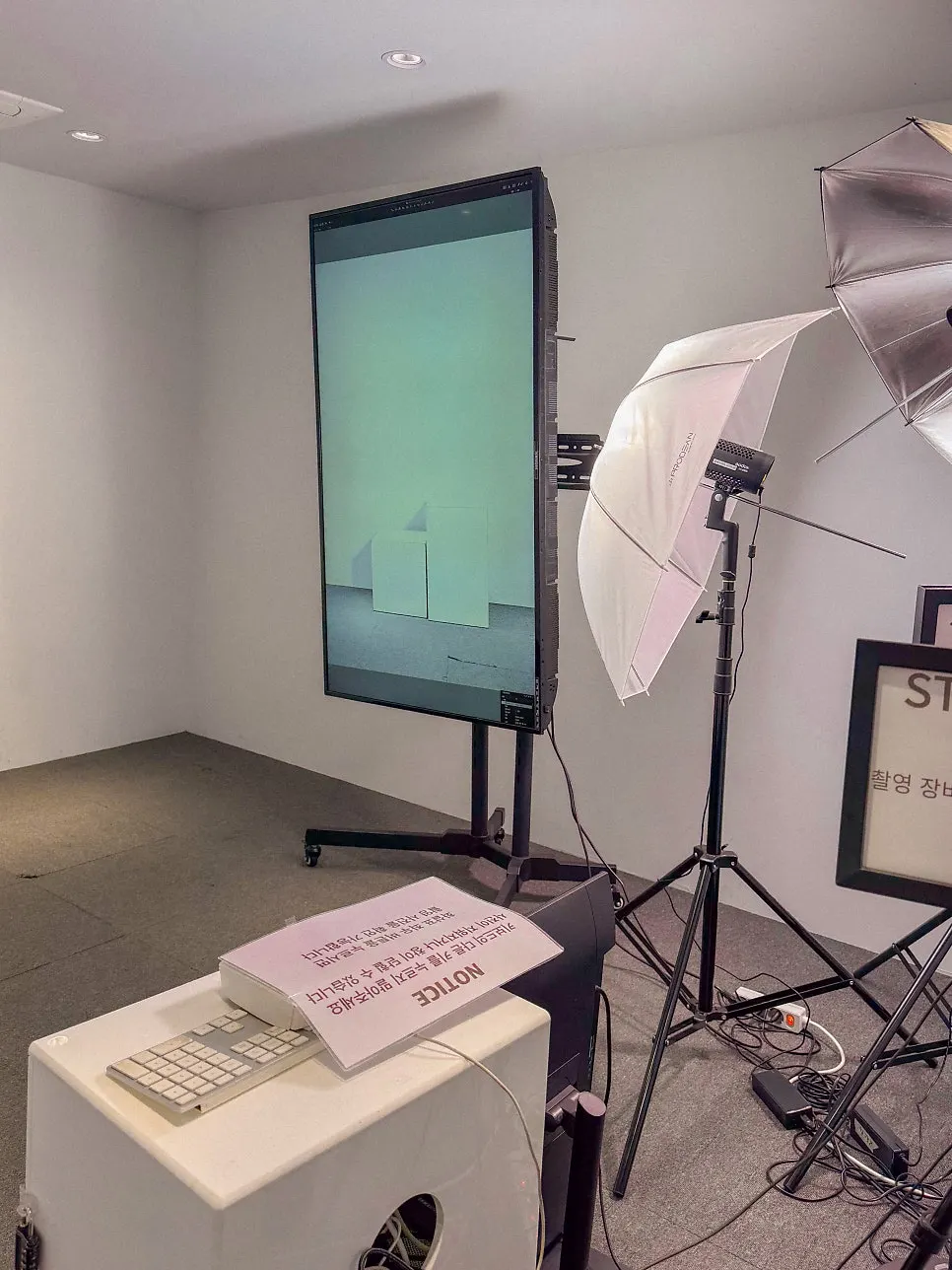 Self-studio offering free photos for café customers