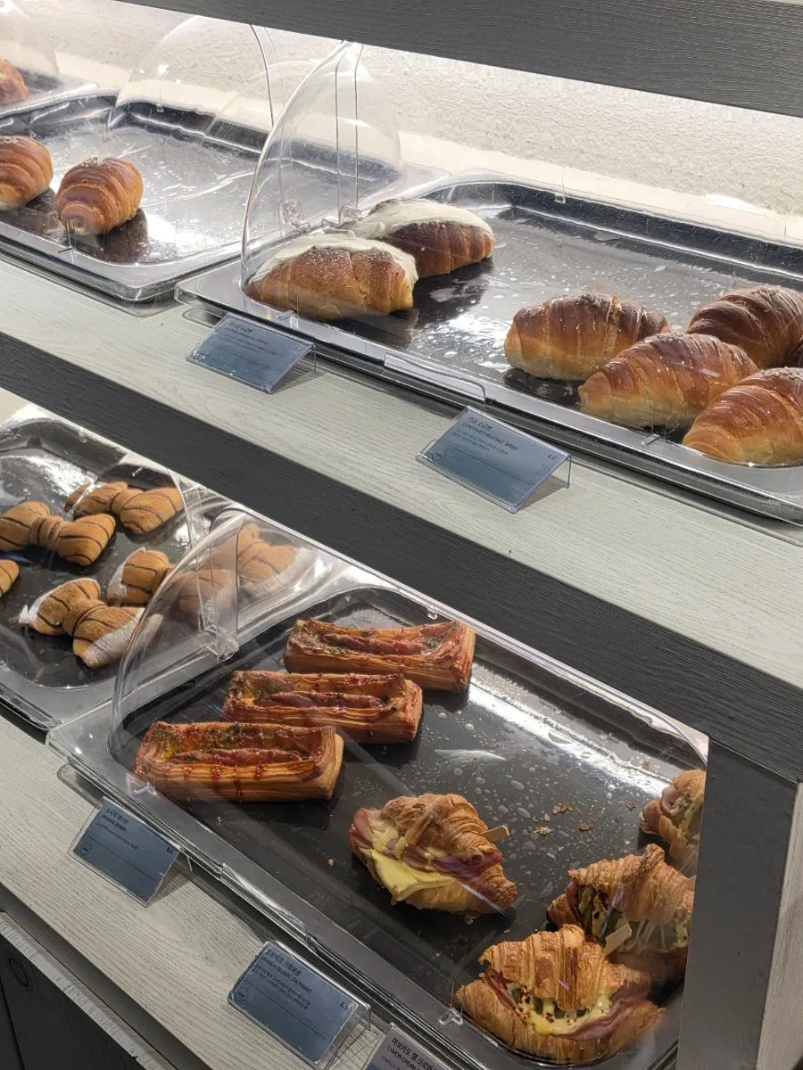 LOOOP Bakery bread display including mugwort and chocolate items