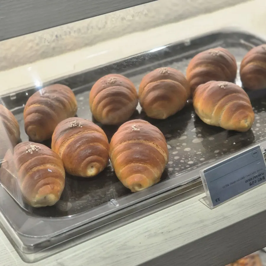 루프 베이커리 카페 빵 진열대