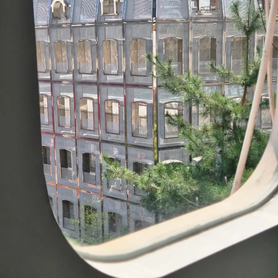 3층 창문 너머로 보이는 성수 디올