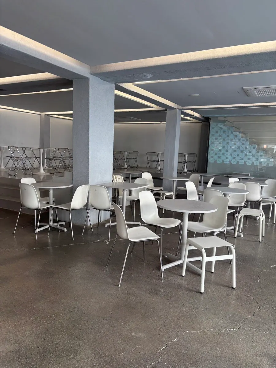 화이트톤으로 꾸며진 성수 대형카페 1층 좌석