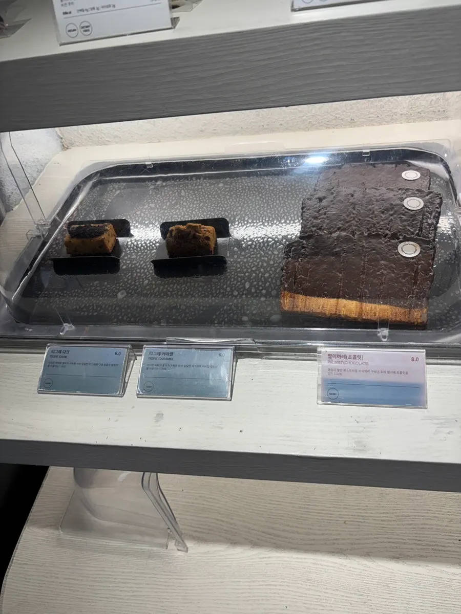 투명 케이스에 위생적으로 담긴 빵
