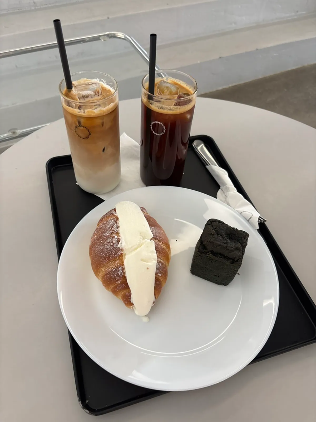 주문한 생크림 소금빵과 아이스 음료