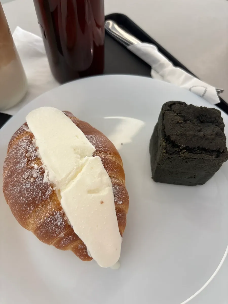 루프 베이커리 카페 좌석에서 즐기는 커피와 빵