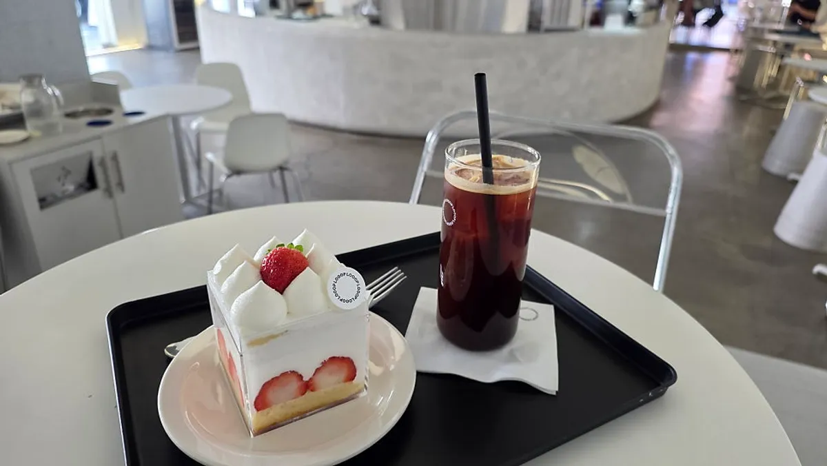 Exterior view of LOOOP Bakery café in Seongsu