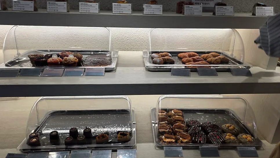 Interior atmosphere of LOOOP Bakery in Seongsu