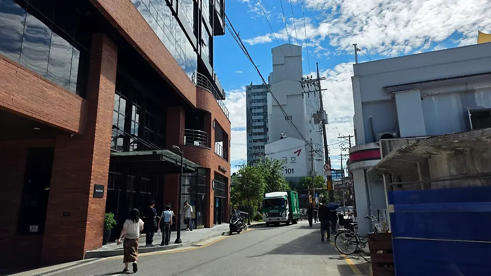 Café alley scene along Yeonmujang 5-gil in Seongsu