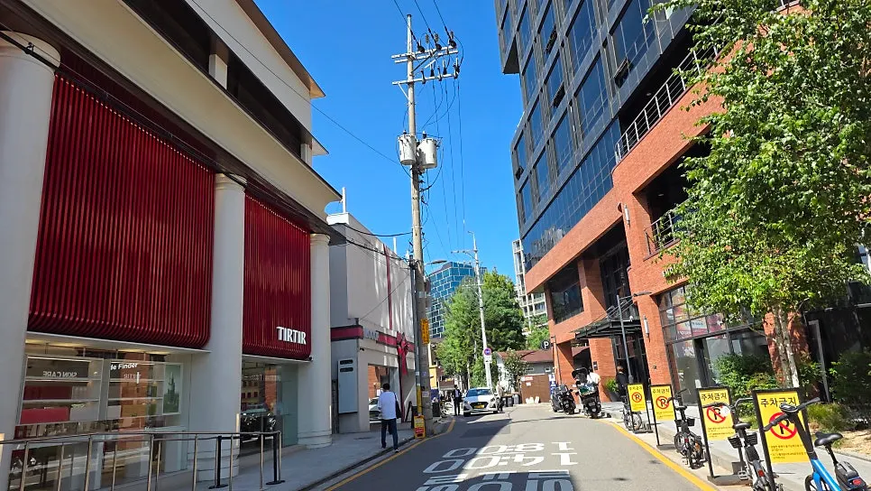 Alley in Seongdong mixing old buildings and shops
