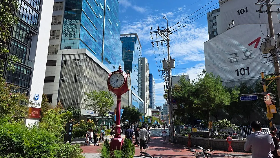 Seongsu street leading to LOOOP Bakery