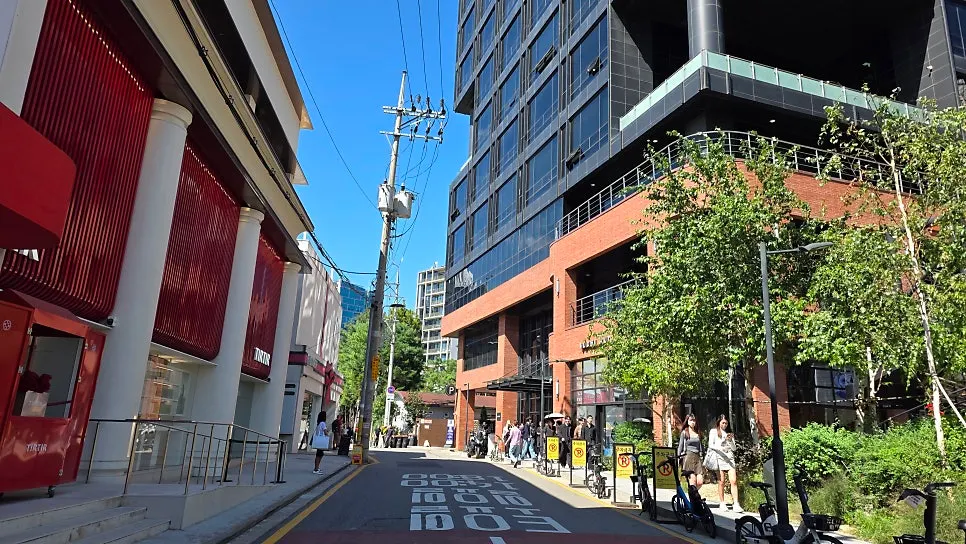 Café street scene on Yeonmujang-gil in Seongsu