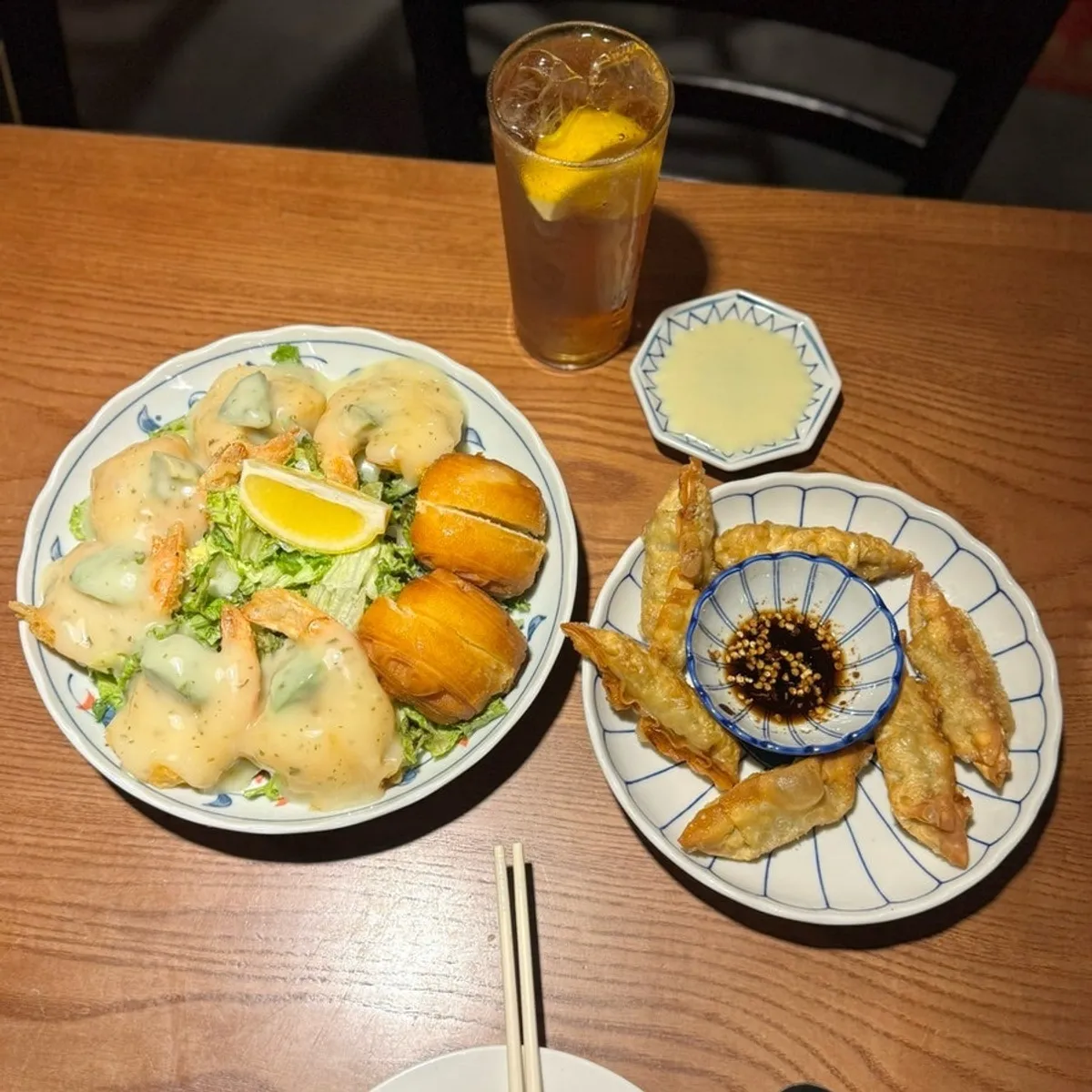 Foto principal de los camarones con crema de aguacate de Lounge Mokhwa Dongnae