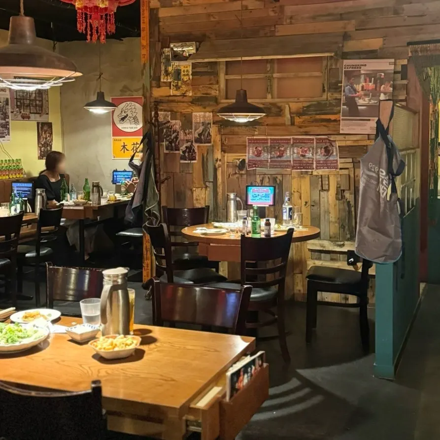 Salón con mesas redondas para grupos