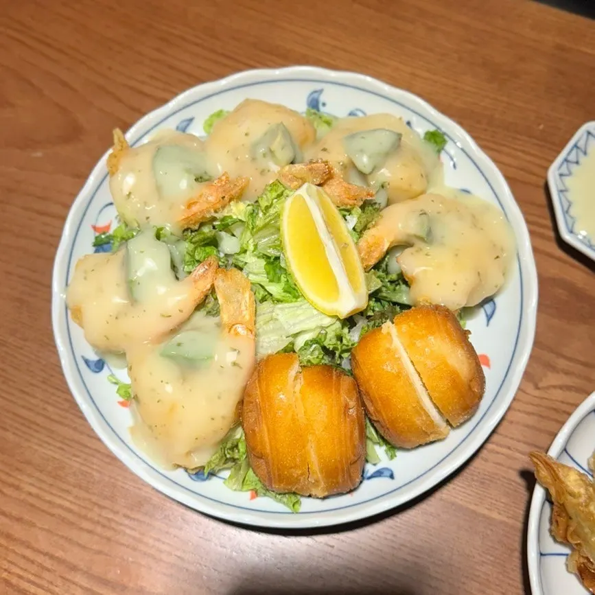 Plato del nuevo camarón con crema de aguacate