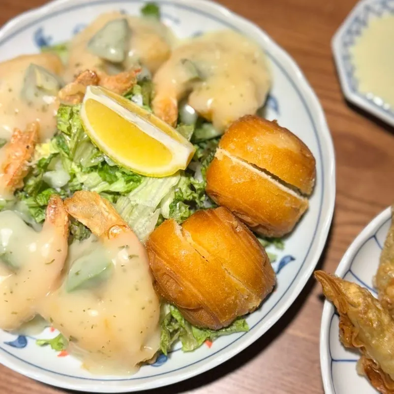 Camarón con crema de aguacate junto a ensalada y kkotppang frito