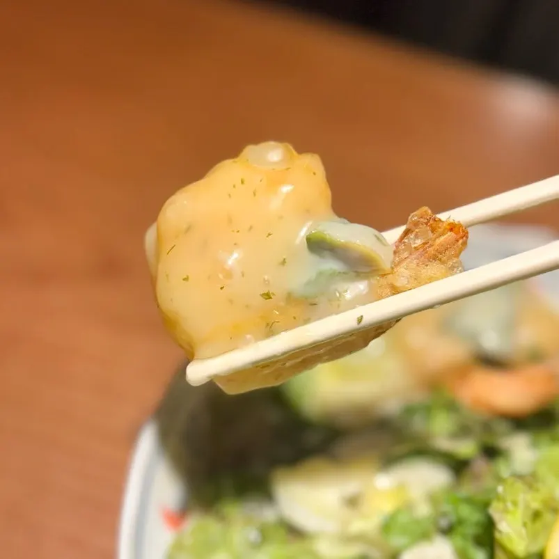 Trozo de camarón cubierto con crema de aguacate