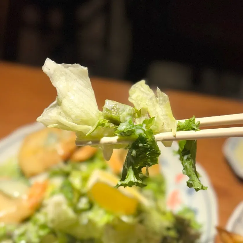Ensalada con salsa fresca junto al camarón