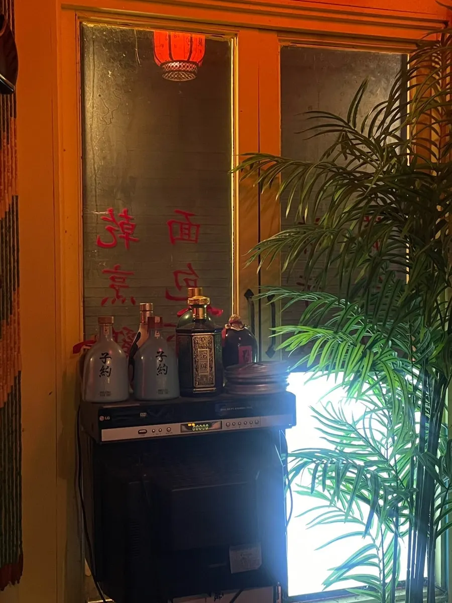 Góc chụp ảnh với đèn lồng đỏ tại Lounge Mokhwa Dongnae Branch