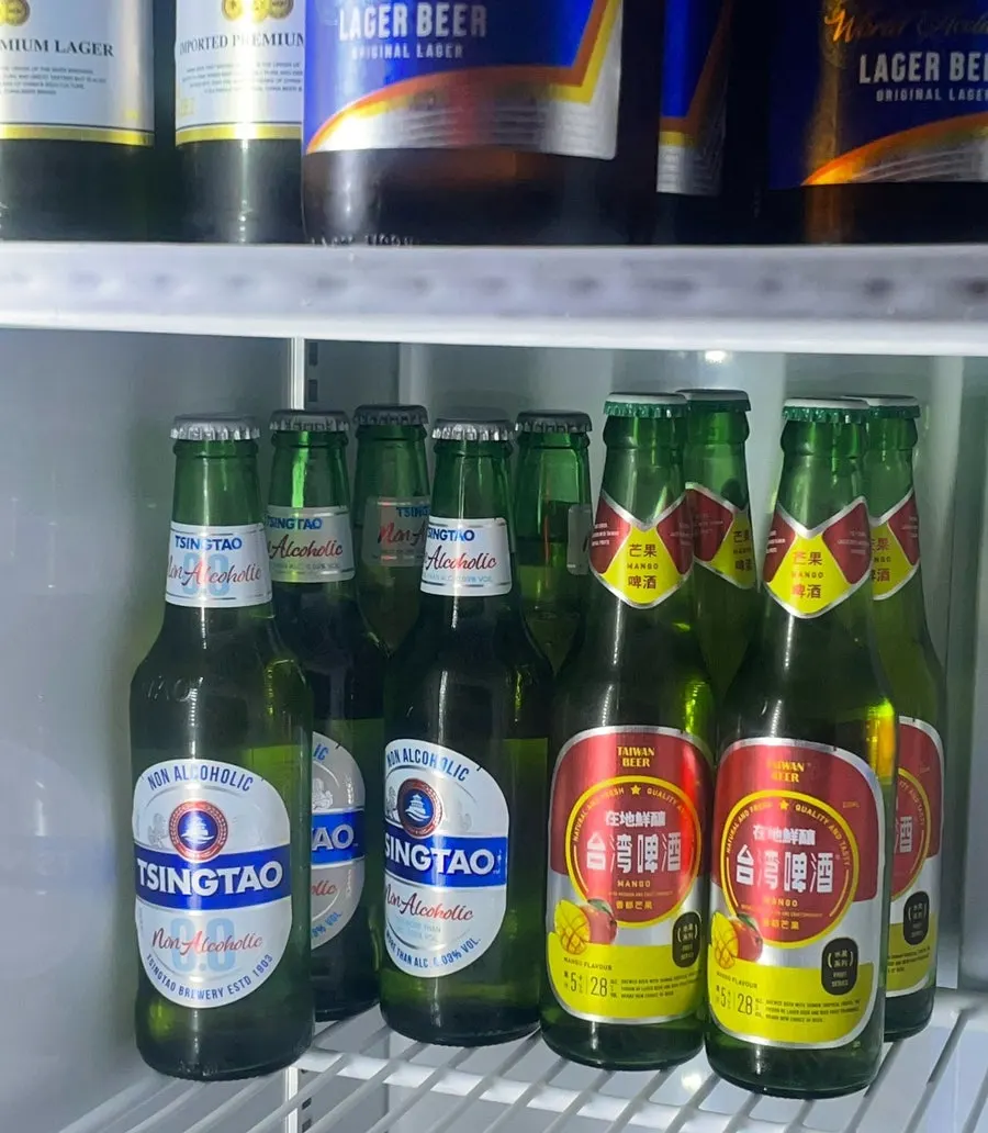 Bia Chingdao không cồn rót ra ly