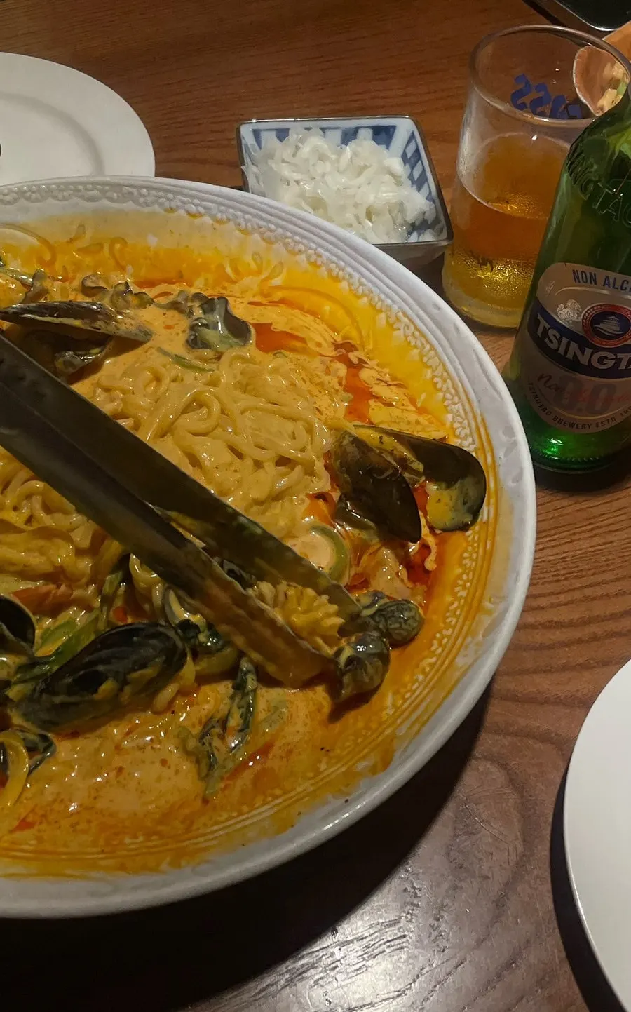 Bàn nhậu bày cùng Chingdao không cồn