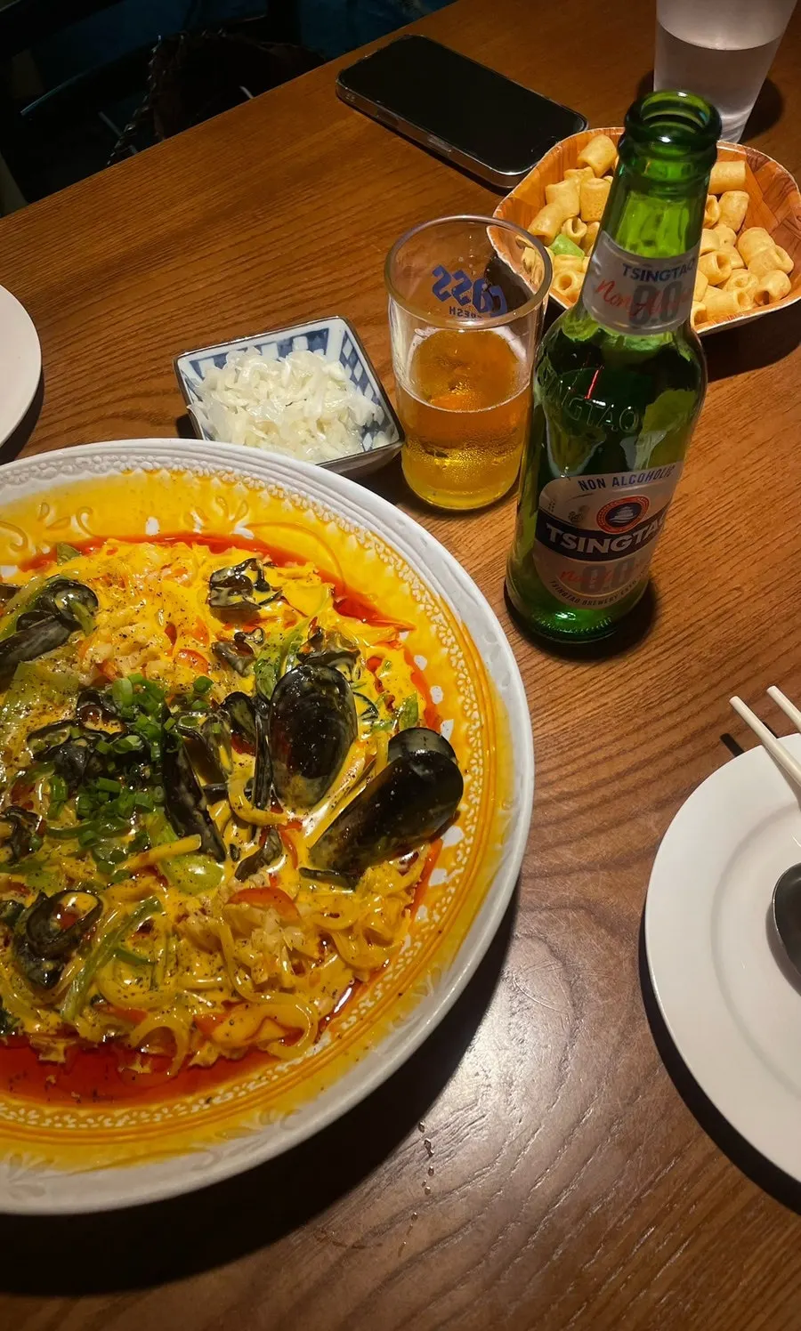 Gắp sợi mì của mala cream noodles lên