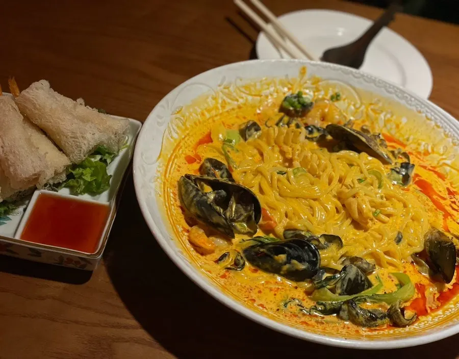 Bàn ăn bày cùng mala cream noodles và shrimp cha giò