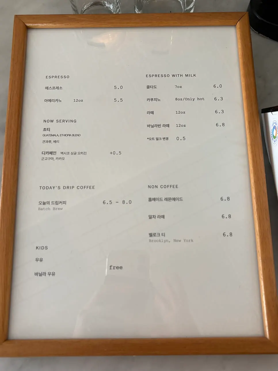 Sign showing Low & Sweet Bakery's bread release schedule