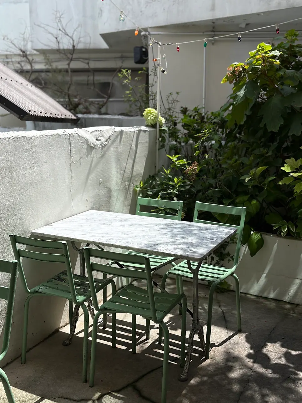 Low & Sweet's entrance, a famous Haeri-dan-gil photo zone