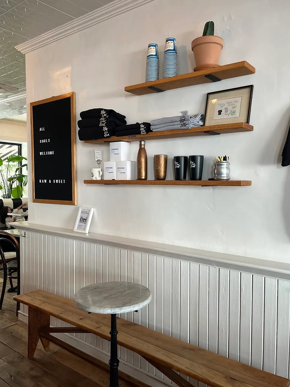 View around the entrance of Low & Sweet Bakery on Haeri-dan-gil