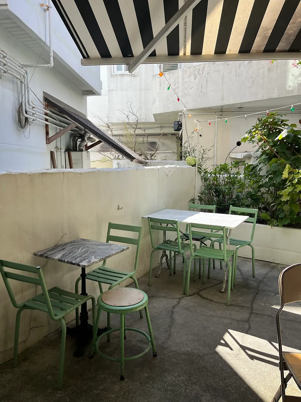 Café interior with white tones and wood decor