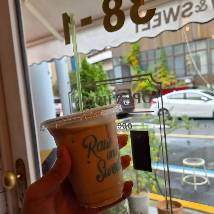 비 오는 해리단길 거리와 테이크아웃 컵