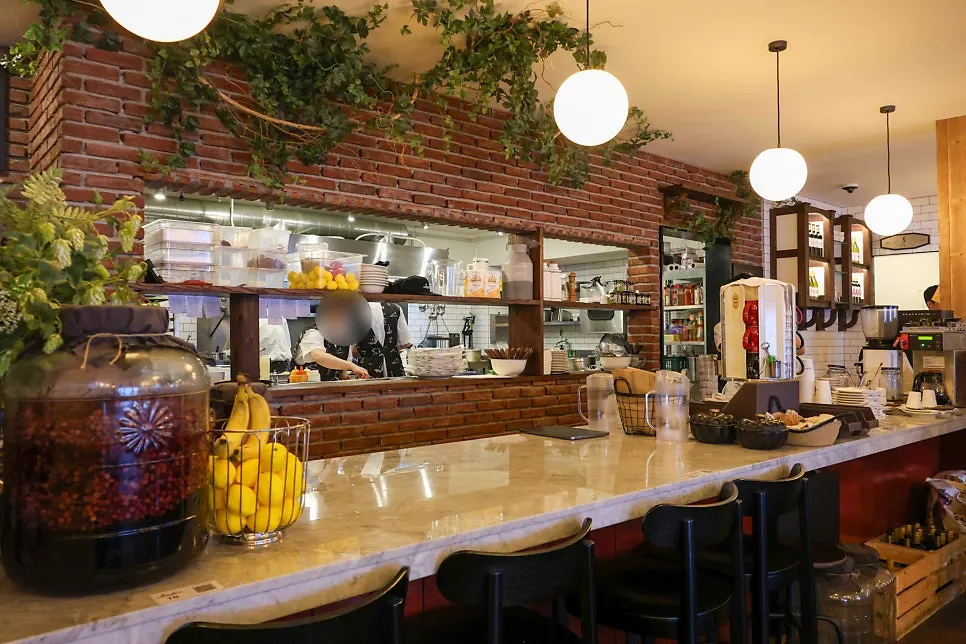 Wide view of the homey dining hall at Low Five Anguk