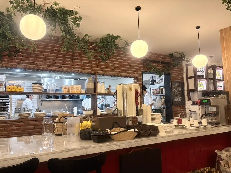 Lighting and wall design at Low Five Anguk