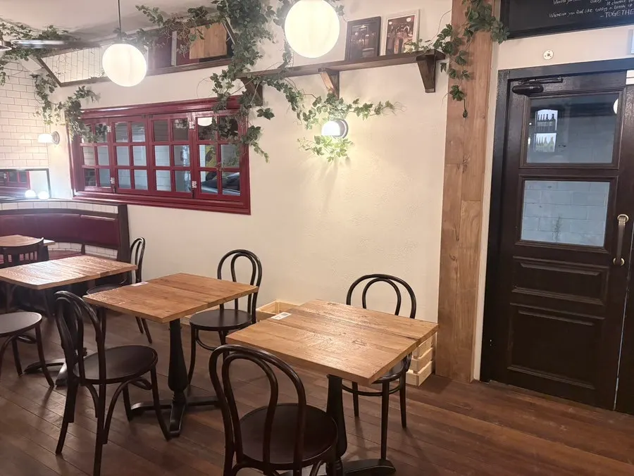 Table spacing at Low Five Anguk
