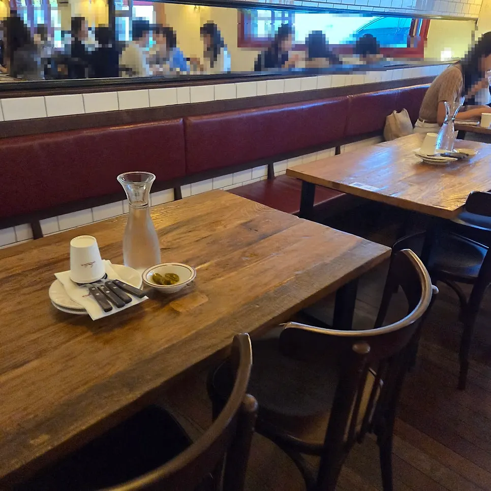 Waiting remotely via CatchTable for Low Five Anguk