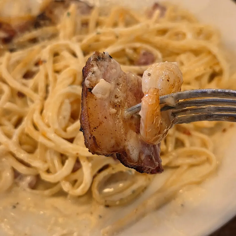 Cream pasta noodles with shrimp and grilled bacon