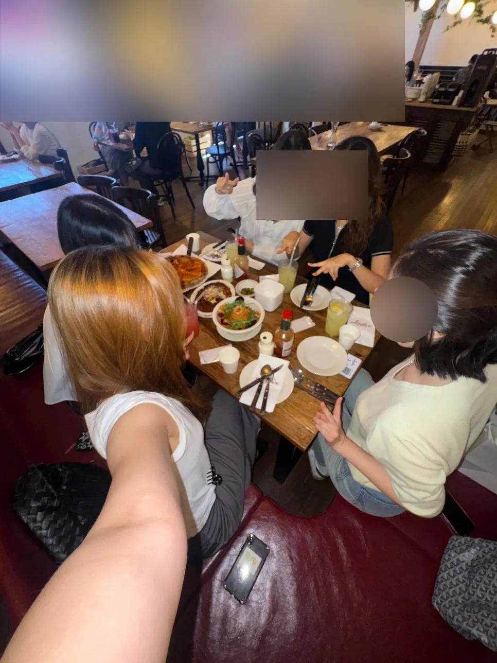 Tempat duduk Low Five Anguk di bawah lampu yang tenang