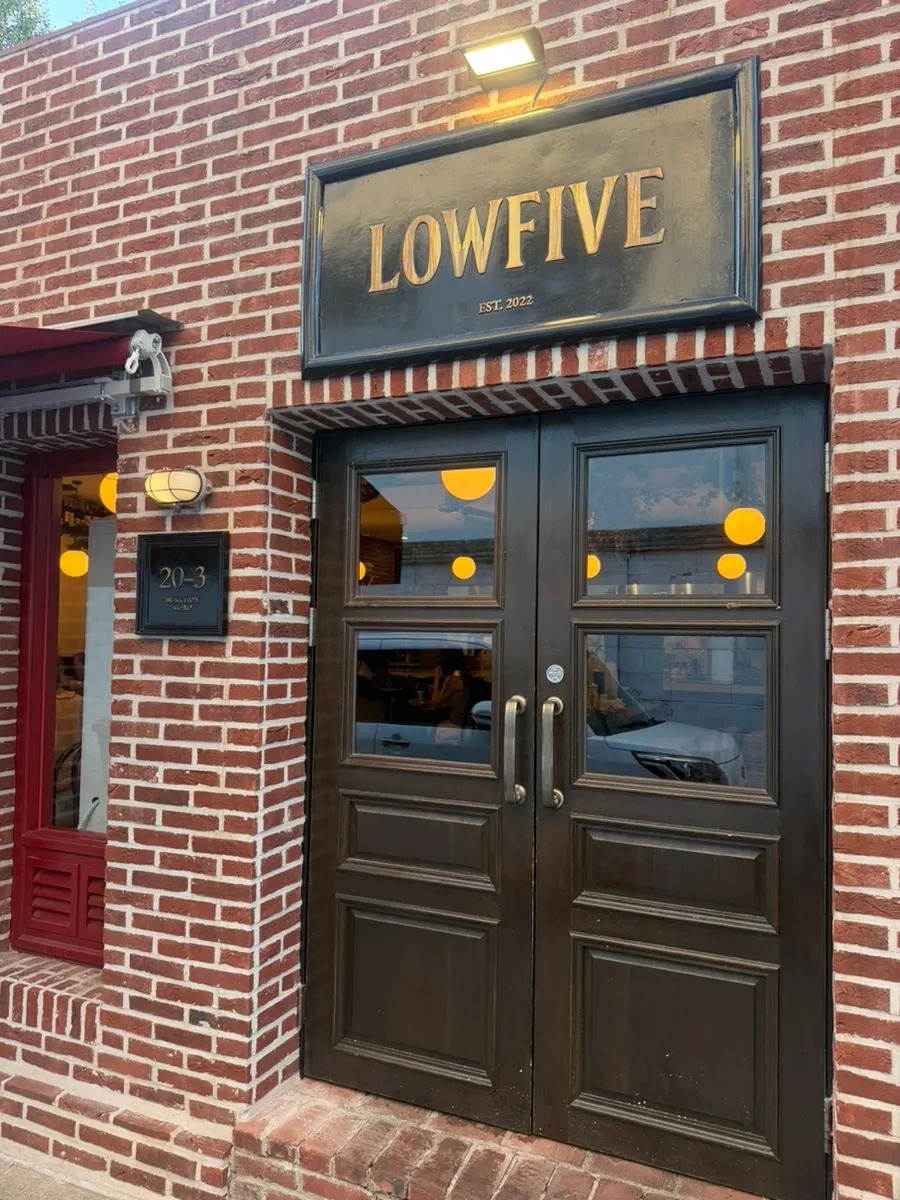 Low Five Anguk's stylish entrance door