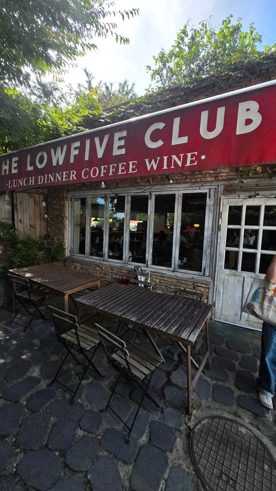 Exterior of Low Five in Haenggung-dong