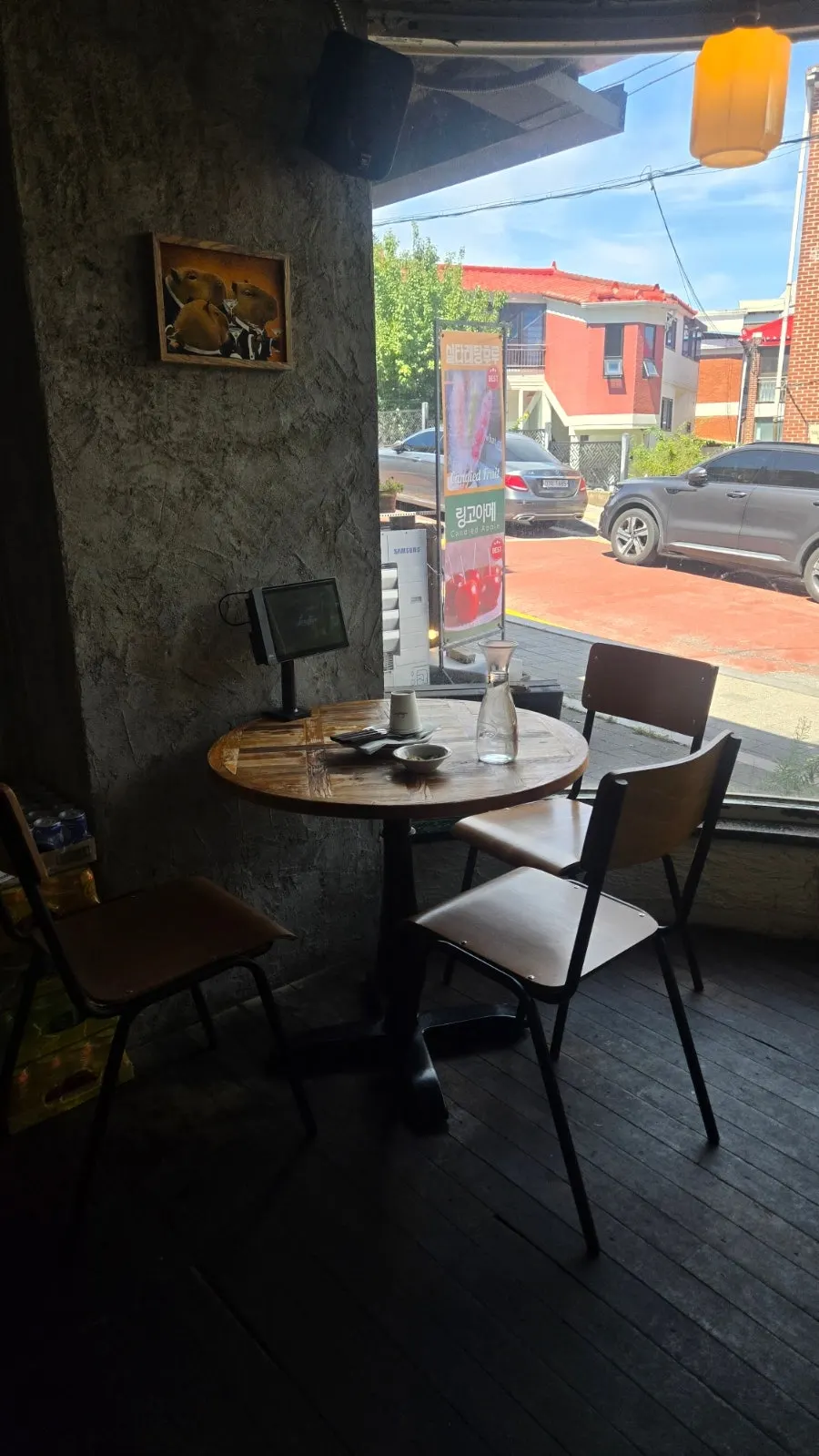 Interior decor of Low Five