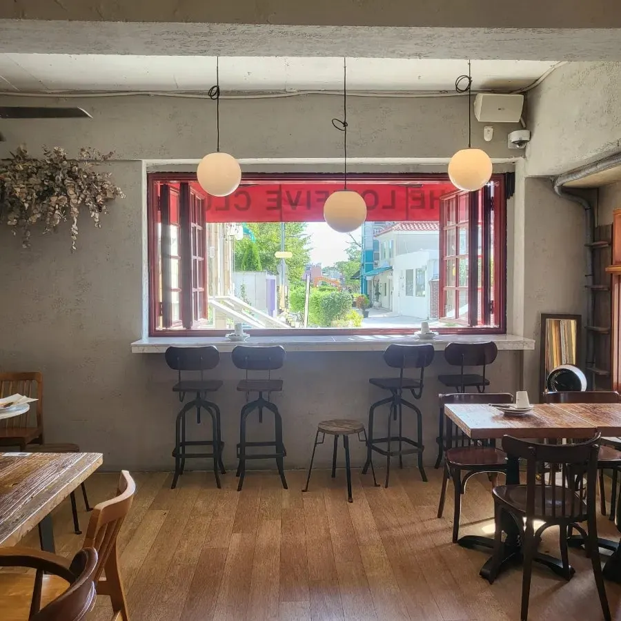 Cover image from a visit to Low Five Sinpung, a pizza restaurant in Haenggung-dong