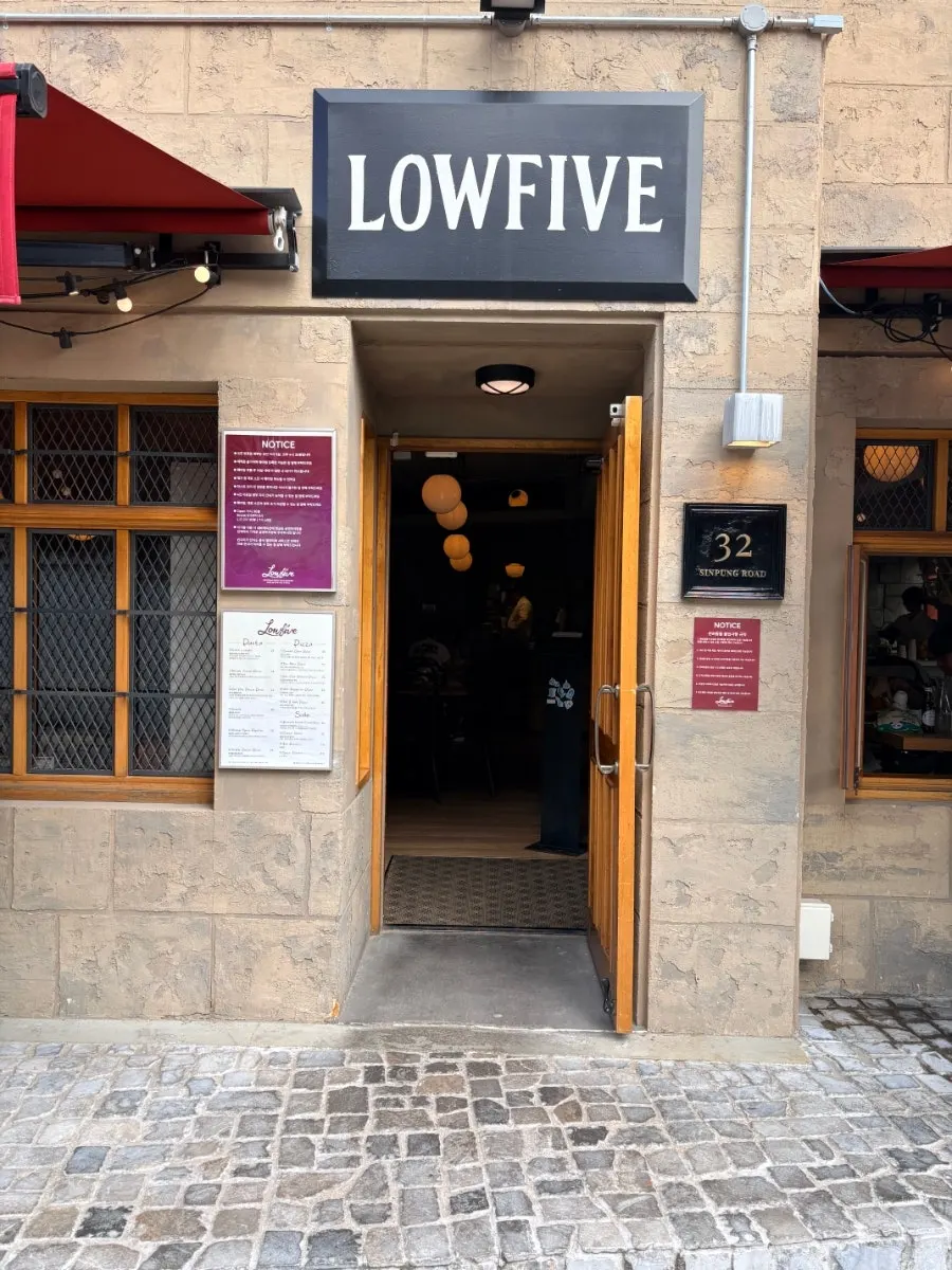 Exterior of Low Five Sinpung with the Haenggung-dong alley view