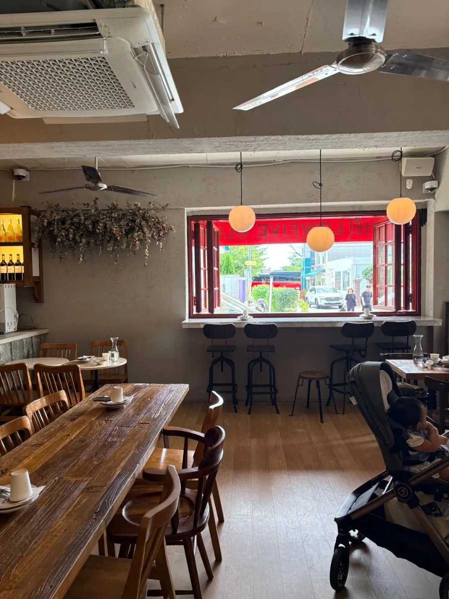 Retro-style interior of Low Five Sinpung